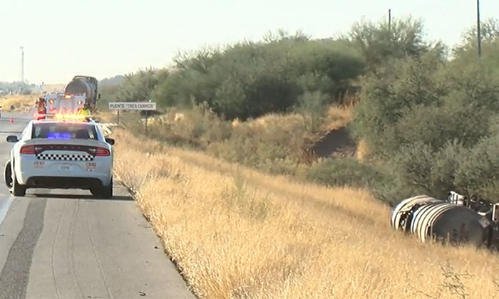 Se suelta pipa de tractor y derrama diésel en la carretera Hermosillo-Nogales