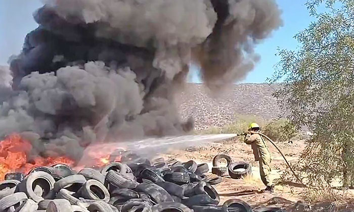 Sofocan bomberos incendio de llantas en el norte de la ciudad