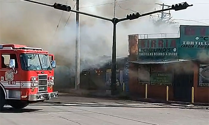 Arrasa fuego con dos negocios de comida en la colonia Misión