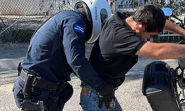 Caen dos portadores de droga sintética; Agentes de la Policía Municipal