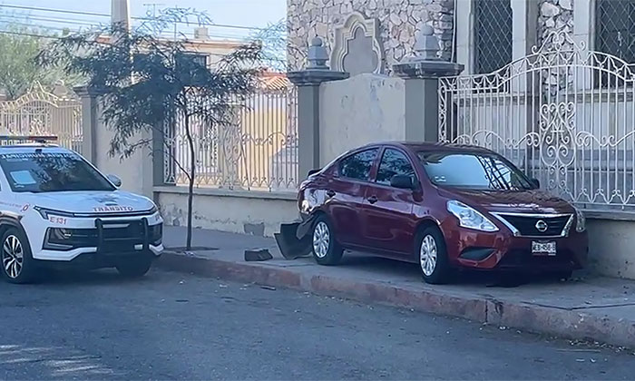 Auto casi choca contra cerco de iglesia en la colonia San Benito