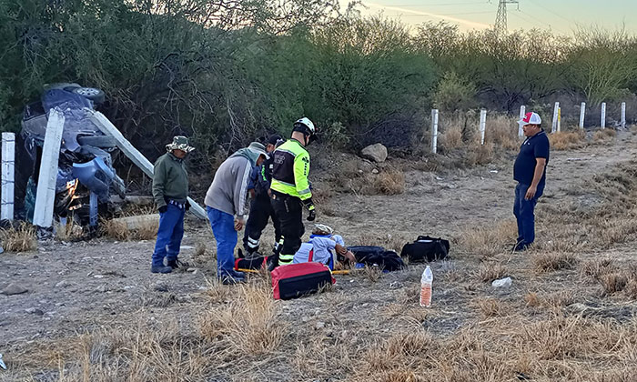 Conductor vuelca y se salva de milagro al norte de Guaymas