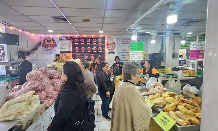 Aumenta venta de carne y elotes para tamales en el Mercadito Municipal