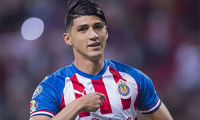 Llega Alán Pulido a Chivas tras varios días de espera