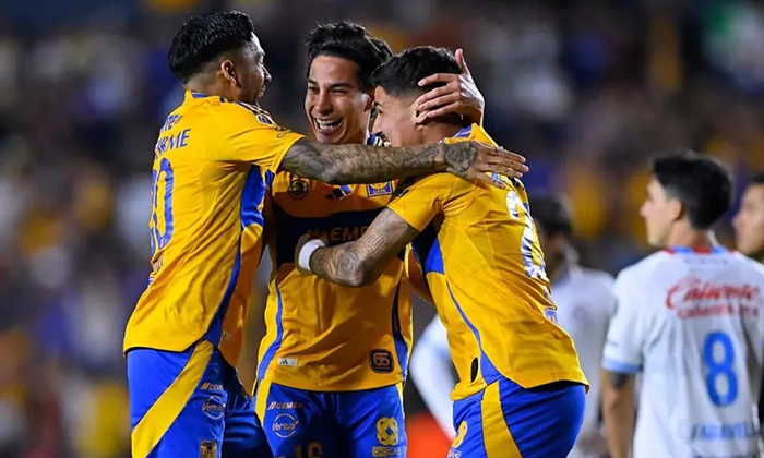 Tigres da primer ‘zarpazo’ al Cruz Azul de Vicente Sánchez