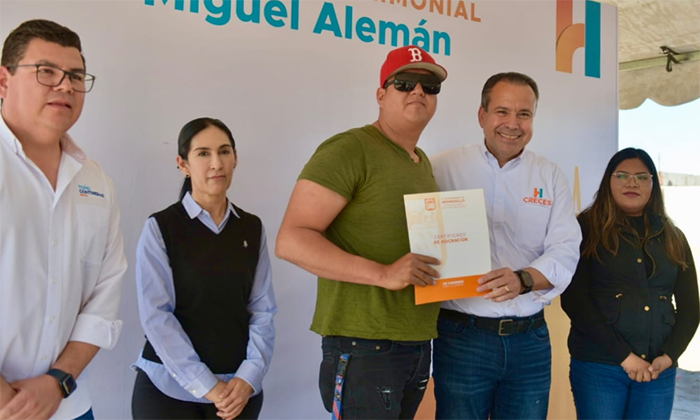 Asegura Toño Astiazarán patrimonio de 45 familias En el poblado Miguel Alemán