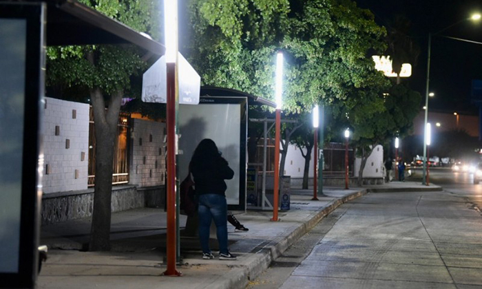Mantienen autoridades municipales obras de alumbrado público en colonias
