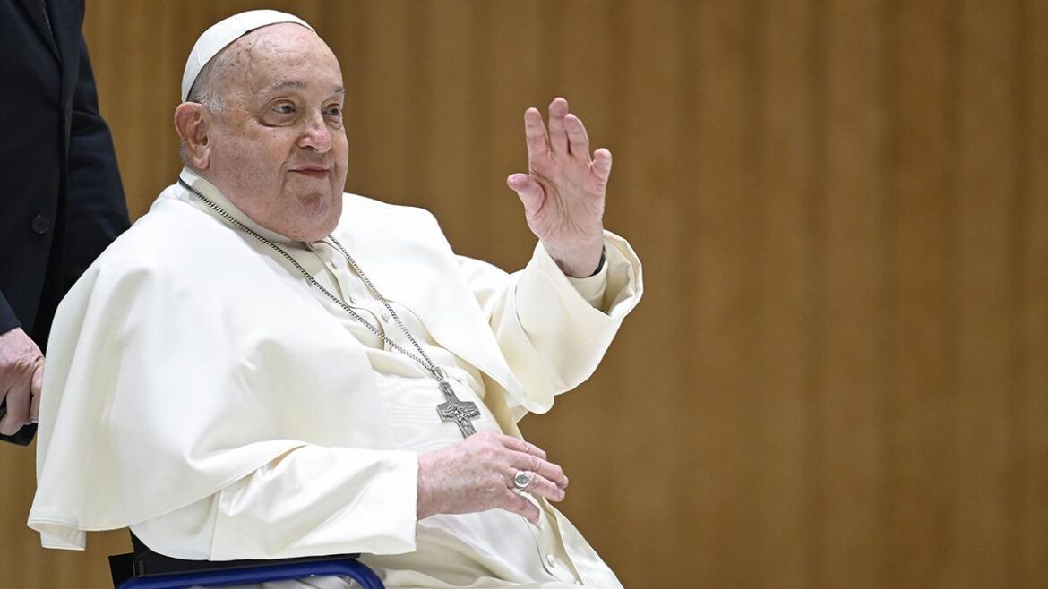El Vaticano informa sobre el estado de salud del papa Francisco: crítico, pero estable