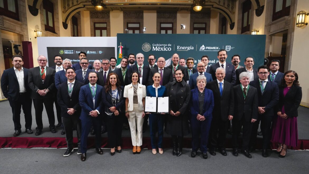 Sheinbaum y gasolineros acuerdan fijar precio máximo de gasolina Magna en 24 pesos