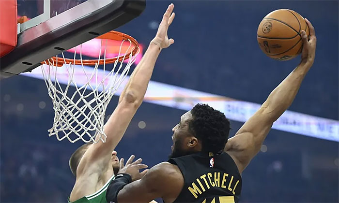 Boston doblega 112 a 105 a Cavaliers con gran labor de Derrick White