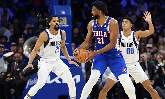 Filadelfia derrota a Mavericks con regreso de Embiid con apretado marcador