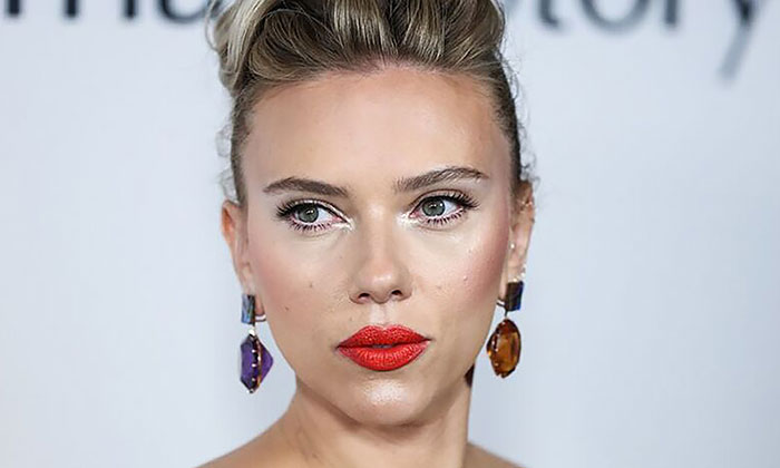 Se suma Scarlett Johansson a presentadores del Oscar