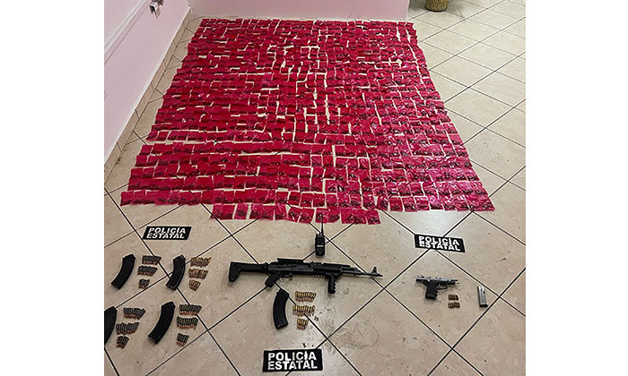 Hallan camioneta con armas y droga en la colonia Carmen Serdán