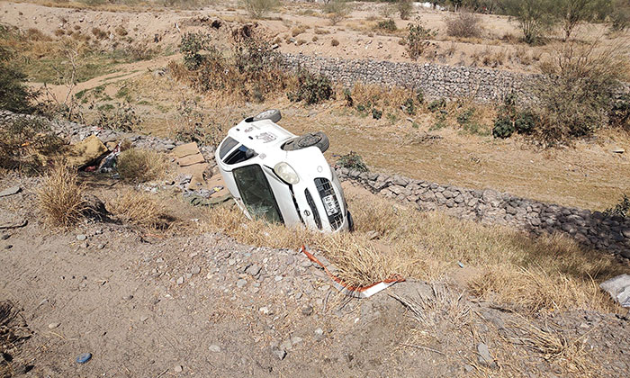 Vuelca auto y cae a canal en el bulevar Lázaro Cárdenas