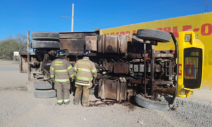 Protagoniza cisterna aparatoso volcamiento en la carretera a Bahía de Kino