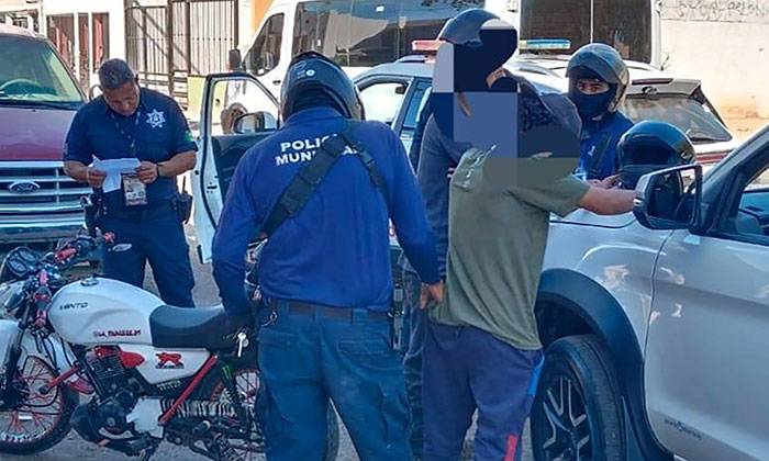 Atrapan a dos presuntos asaltantes en la colonia Altares