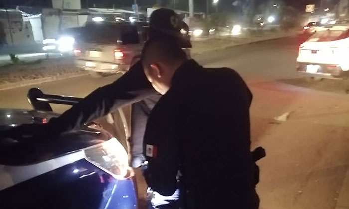 Capturan a par de sujetos con droga; Agentes municipales