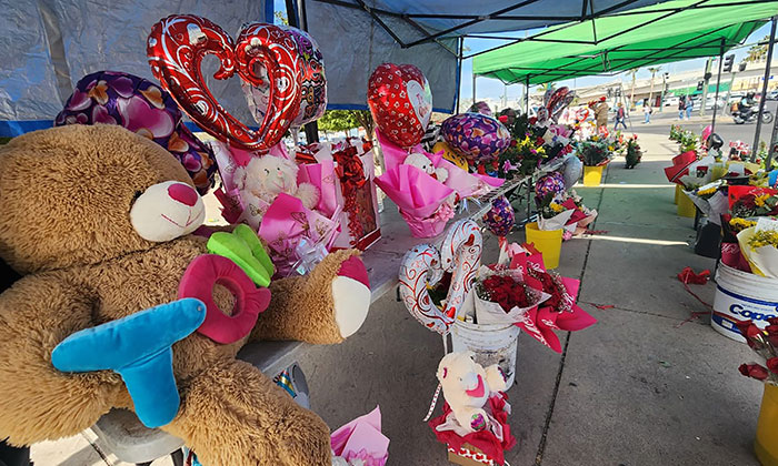 Reportan baja venta de flores y peluches en el Día del Amor y la Amistad