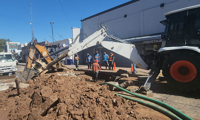 “Mega fuga” inunda calles del Centro; Personal de Aguah realiza reparación