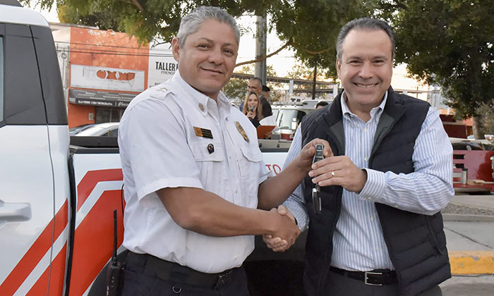Entrega Toño Astiazarán unidades a Bomberos