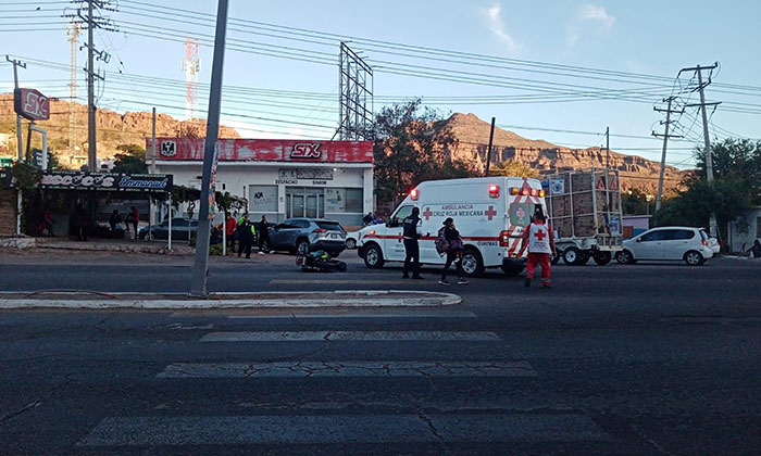 Sufre lesiones motociclista al chocar auto en Guaymas