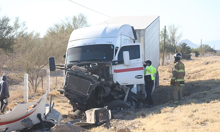 Vuelca tractocamión en carretera; Se impacta contra base puente pluvial