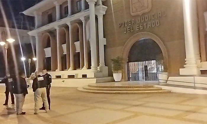 Dejan corona fúnebre en Supremo Tribunal durante la noche