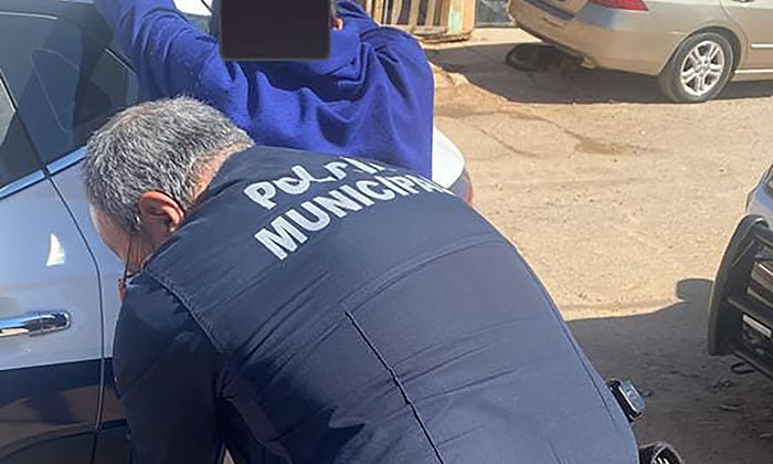 Detienen a dos sujetos con armas blancas; Agentes municipales