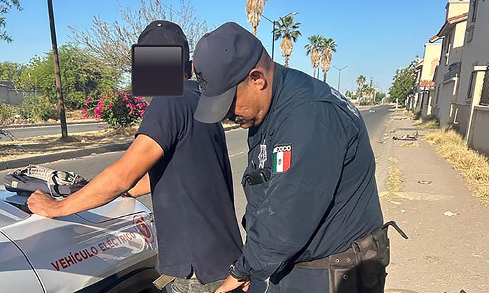Sorprenden a tres sujetos con armas; Agentes municipales