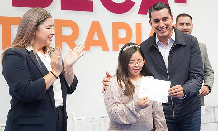 Realizan entrega de becaterapias en beneficio de personas con discapacidad