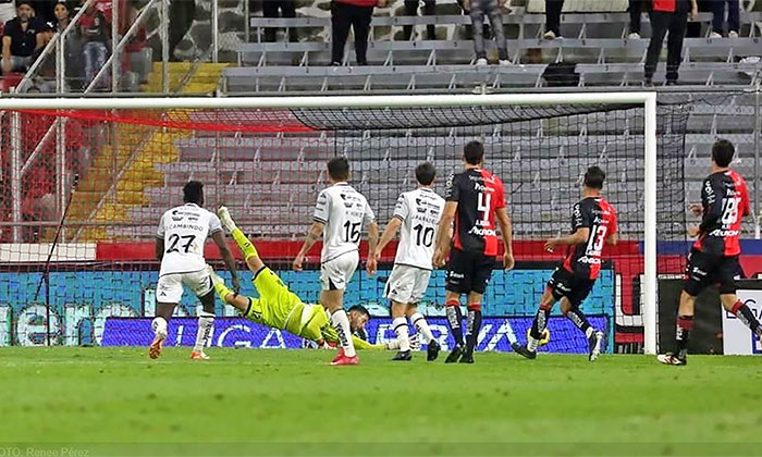 Necaxa apabulla a Atlas