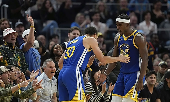 Derrota Warriors a los Mavericks de Dallas con debut de Jimmy Butler en casa