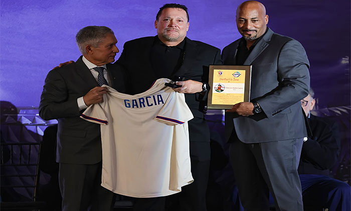 Entronizan al exbeisbolista Karim García en el Pabellón de la Serie del Caribe