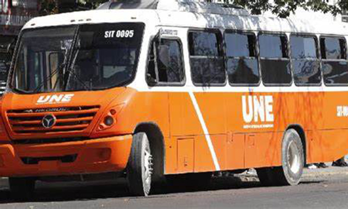 Abusa hombre de jovencita en pleno camión urbano