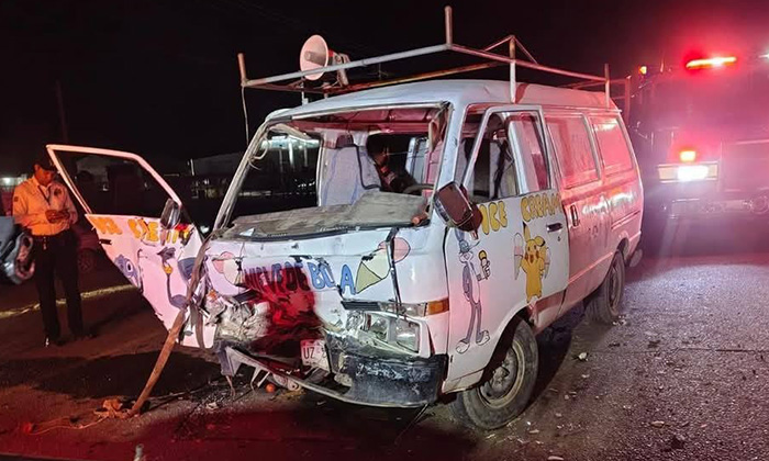 Rescatan Bomberos a mujer prensada