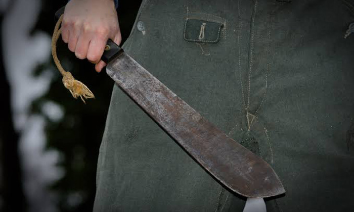 Intenta agredir a vecino con machete