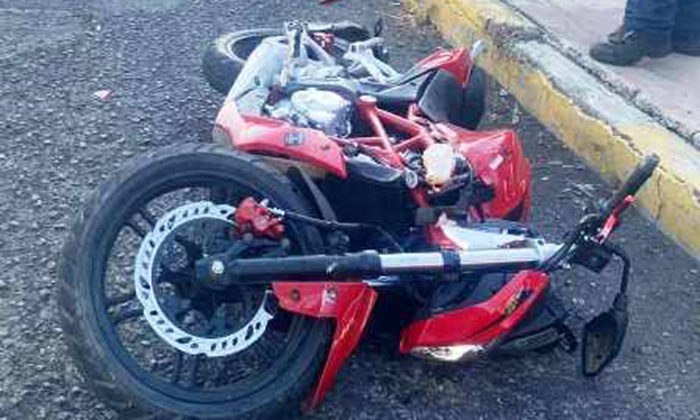 Choca motociclista contra montículo de tierra y sale herido
