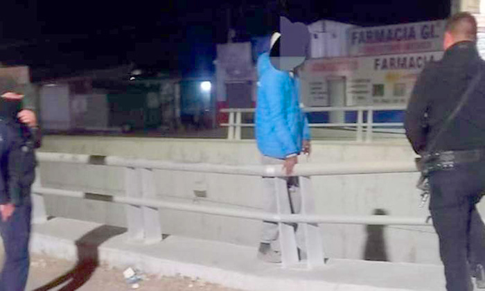 Evitan policías suicidio de hombre