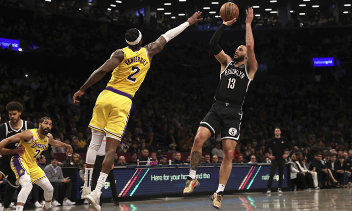 Nets rompen racha de siete derrotas al vencer 111-108 a Lakers tras lesión de LeBron James