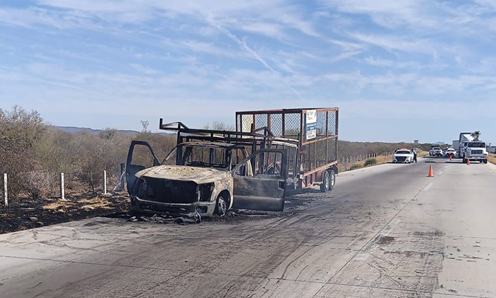 Se incendia vehículo y remolque