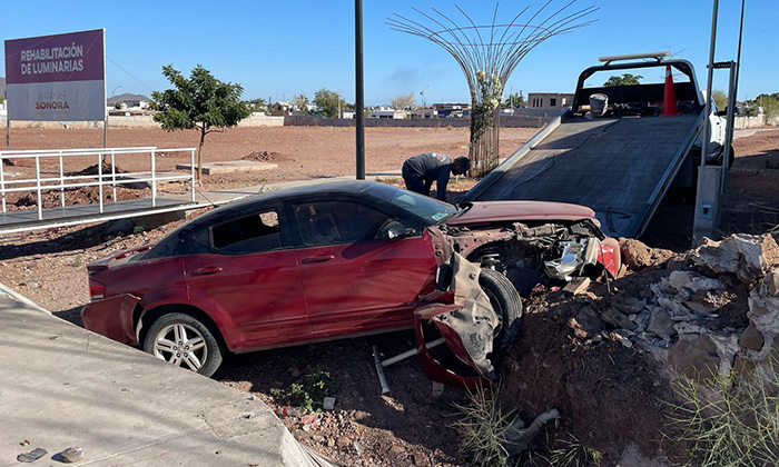 Se impacta auto contra barda en el fraccionamiento Linda Vista