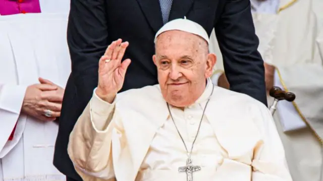 Estado de salud del Papa Francisco sigue siendo estable, aunque continúa su tratamiento hospitalario
