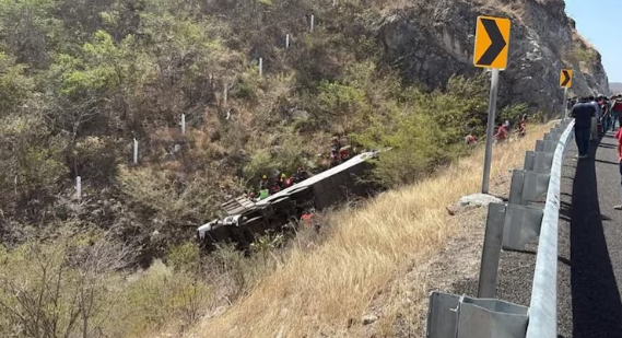 Tragedia en Oaxaca: volcadura de autobús deja 18 muertos y decenas de heridos
