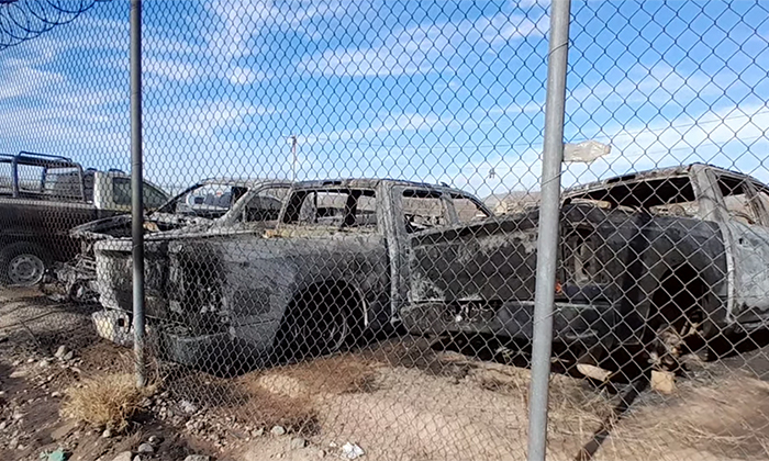 Consume incendio autos y patrullas en el ejido La Victoria