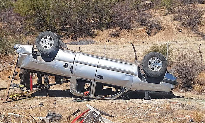 Deja volcamiento tres heridos en la carretera a la Mina Nyco