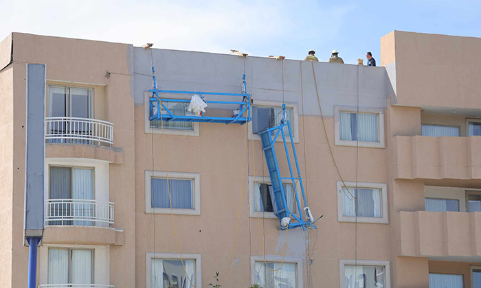 Caen jóvenes pintores desde 12 metros al pintar fachada del hotel Fiesta Inn
