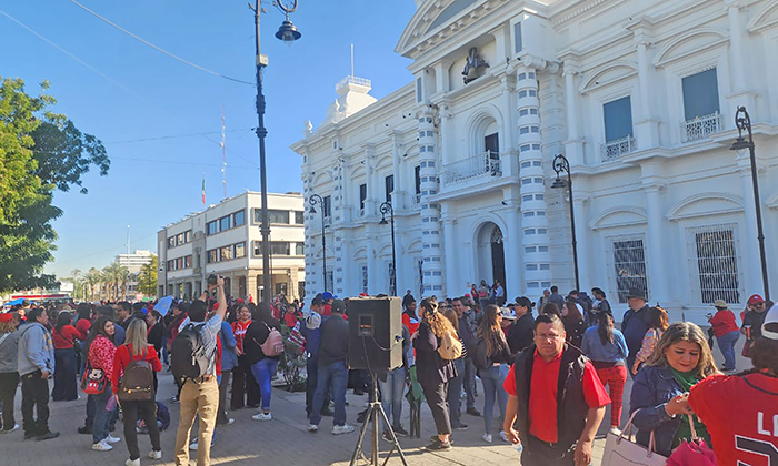 Docentes federales se manifiestan por segundo día; Acuden a Palacio de Gobierno