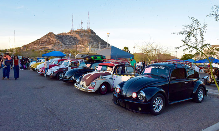 Realizan exhibición de autos Volkswagen durante la celebración de la Viactiva