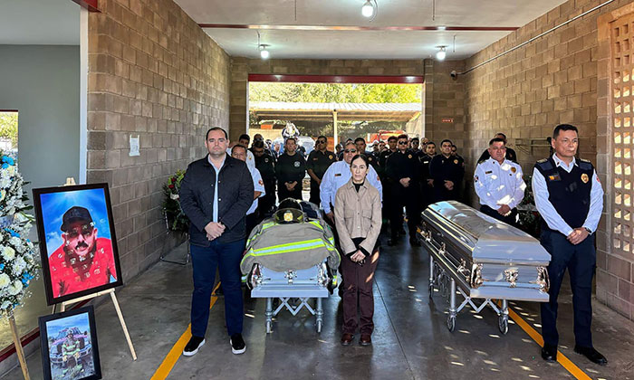 Dan último adiós a bombero asesinado; Autoridades y compañeros