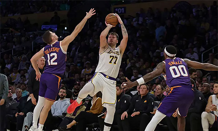 Lakers se impone ante Suns de Phoenix; Corta racha de derrotas